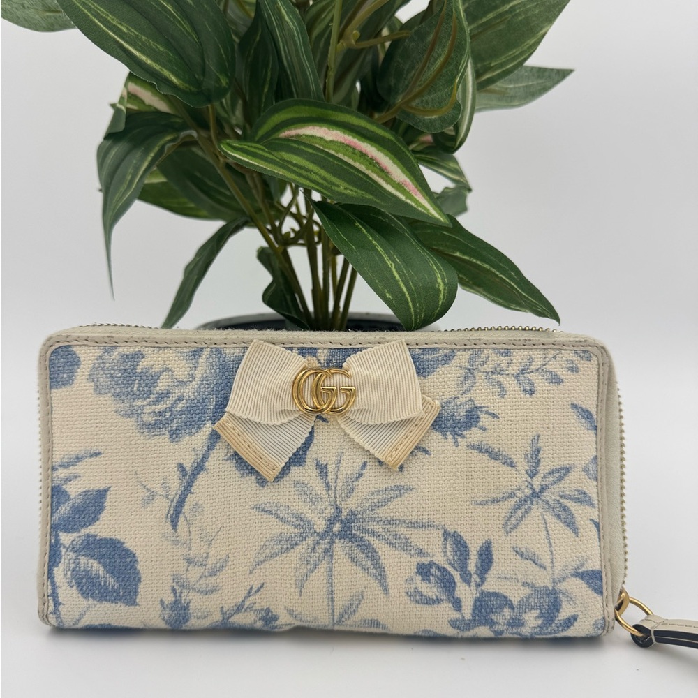 Flora Cream and Blue Gucci Ling Zip Wallet